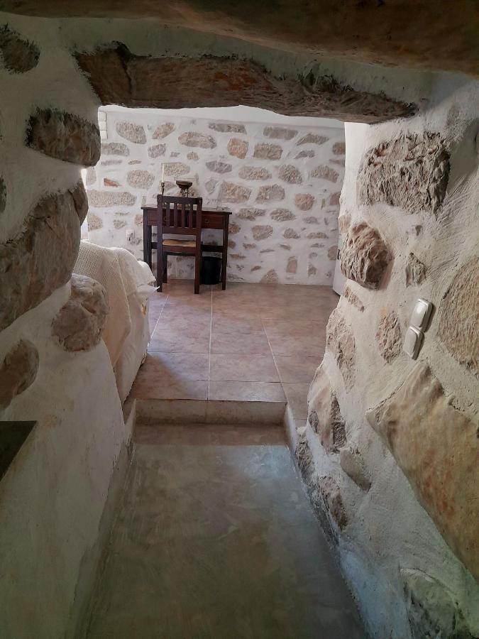 The Two Carob Trees, Traditional Stonehouse, Nikandri, Pirgos Diros Daire Lefkias Dış mekan fotoğraf