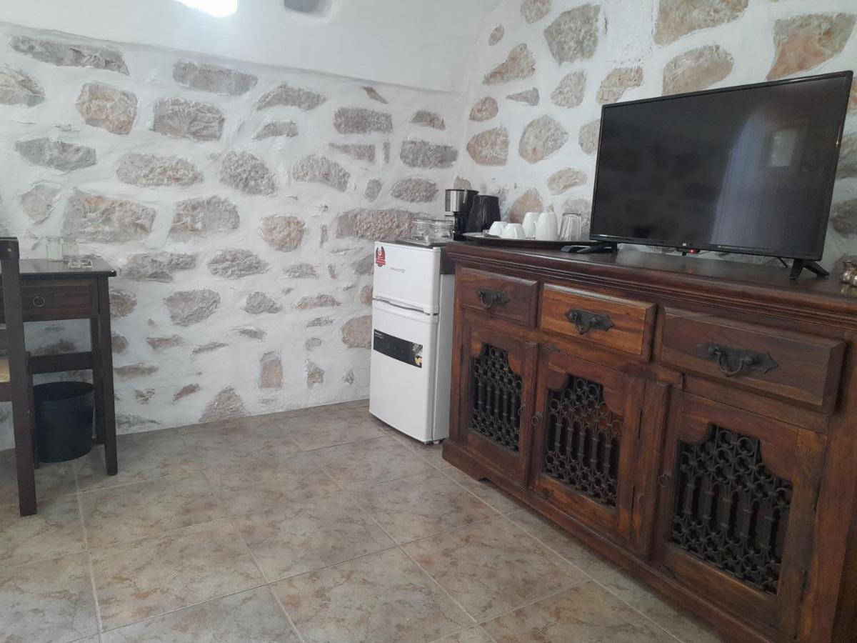 The Two Carob Trees, Traditional Stonehouse, Nikandri, Pirgos Diros Daire Lefkias Dış mekan fotoğraf