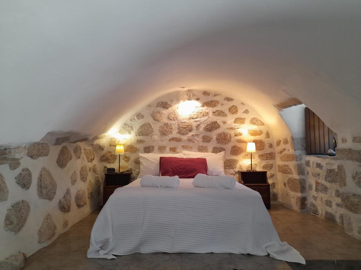 The Two Carob Trees, Traditional Stonehouse, Nikandri, Pirgos Diros Daire Lefkias Dış mekan fotoğraf