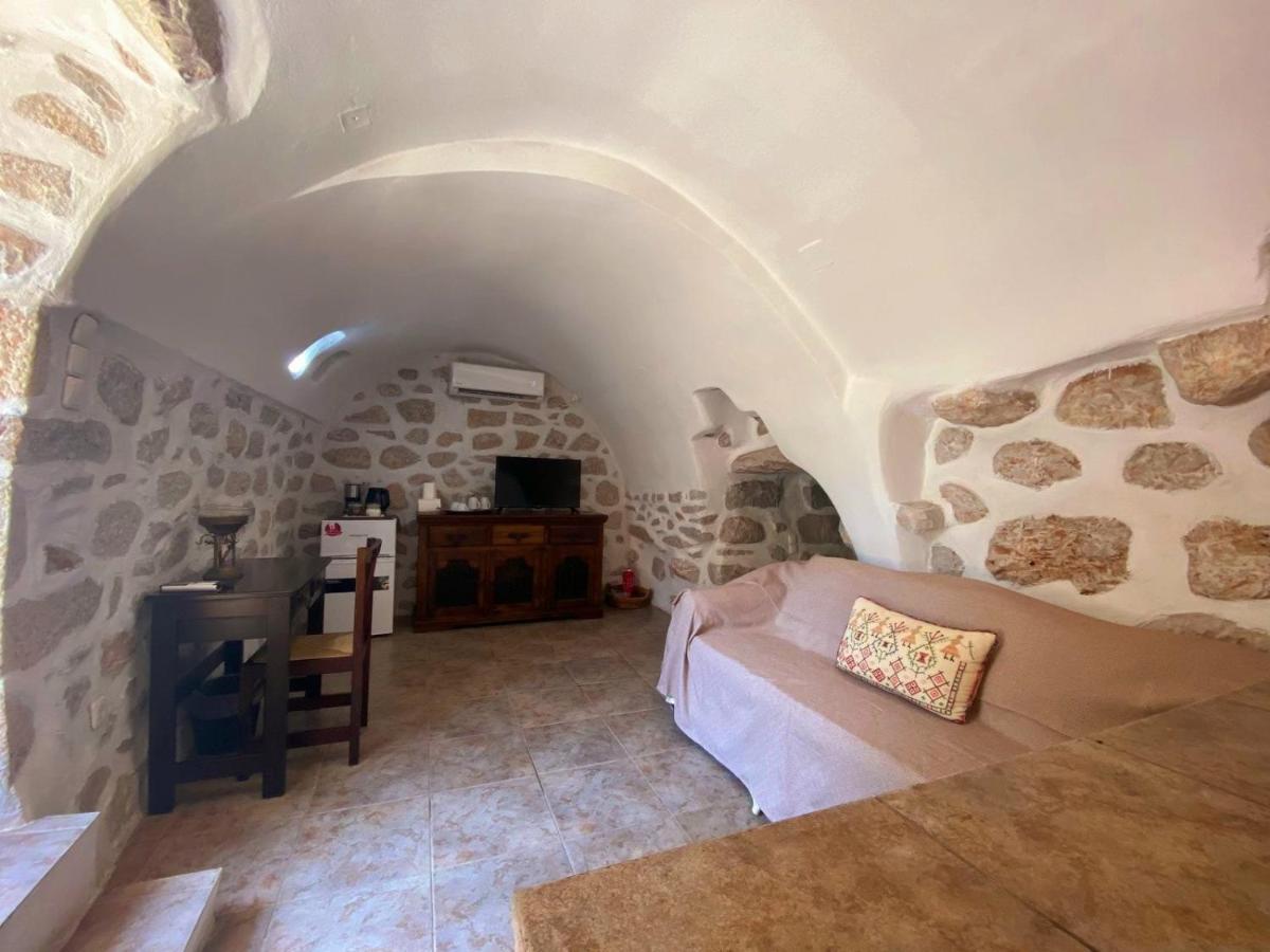 The Two Carob Trees, Traditional Stonehouse, Nikandri, Pirgos Diros Daire Lefkias Dış mekan fotoğraf